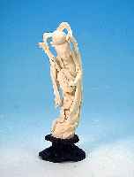 Elfenbeinskulptur, China, um 1950, Kulturbringerin, geschnitzt, auf Holzsockel, H. 20 cm