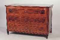 Kommode, Louis-Seize, um 1770/80, Weichholzkorpus, Nußbaumbaumfurnier, mit Zwetschge und Ahorn-Bandintarsien, einge- legte ...