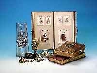Konvolut Studentika, bestehend aus einem großen Krug mit Wappenmalerei, ein Weinrömer drei Bänder und zwei Zipfel, drei Alben mit Fotos, ...