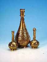 KONV. DREI DUFTGEFäßE, PERSIEN, UM 1900, MESSING, VERZIERT, ABSTRAKT FLORALER DEKOR, PARTIELL GESCHWäRZT, H. CA. 1/24 CM, 1 X MIT DECKEL, ...
