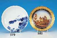 KONVOLUT AUS VIER TEILEN, JAPAN, UM 1900, PORZELLAN, BESTEHEND AUS 1 TELLER, 2 VASEN U. 1 BECHER, H. JE CA. 8/16 CM, TELLERD. 21,5 CM,2X BLAUE ...