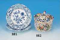 Deckeldose, Dresden, 20. Jh., Porzellan, Wandung mit Durchbrucharbeit, Vergißmeinicht- dekor, applizierte Blumen auf dem Deckel, min.best., ...