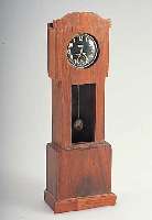 TASCHENUHRSTäNDER IN FORM EINER MINIATURSTAND-UHR, EINGESCH. WEST-CLOX-TASCHENUHR M. STIF-TENANKERWERK, METALLGEH. VERCHR., D. CA. 50 MM, ...