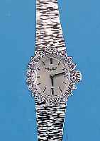LONGINES Damenarmbanduhr, neutr. WG 750/000-Geh. rhod. incl. WG-Gliederband, Lünette m. 8/8 Diamanten zus. ca. 0,32 ct l. get. Weiß, Boden ...