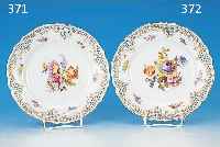 ZIERTELLER, NYMPHENBURG, UM 1910-20, PORZELLAN, RAND IN DURCHBRUCHARBEIT, BUNTE BLUMENMALEREI, GOLDSTAFFAGE, D. CA. 21 CM