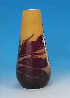 VASE, SIGN. GALLé, UM 1910, SCHICHTGLAS MIT GELBEN EINPUDERUNGEN, DUNKELROT üBERFANGEN, GESCHNITTEN UND GESCHLIFFEN, BLäTTERDEKOR, AM OBEREN ...