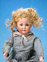 PORZELLANKOPFPUPPE, KäMMER & REINHARD, SIMON & HALBIG NR. 117 A, BLAUE SCHLAFAUGEN, GE- SCHLOSSENER MUND, BLONDE MOHAIRPERüCKE, SEHR FEINE ...