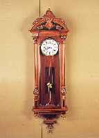 Wanduhr, Uhrenfabrik Gebr. Resch, Ebensee, um 1870/80, verziertes u. poliertes Holzge- häuse, geschnitzte Kapitelle u. Basen, kan- nelierte ...