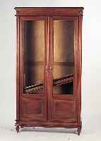 Bücherschrank, deutsch, um 1910, Nußbaumfurnier, innen Mahagonifurnier, fünf orig. Einlegeböden, 189 x 104 x 40 cm