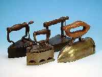 Konvolut aus vier Bügeleisen, deutsch, um 1820bis 1890, Eisen und Messingguß, Holzbügel, eines mit Dampfbetrieb, untersch. Größen, mit ...