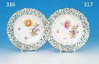 TELLER, KPM, BERLIN, UM 1915-20, PORZELLAN, BLUMENBOUQUETBEMALUNG, GOLDSTAFFAGE, RAND MIT DURCHBRUCHARBEIT UND SCHLEIFENDEKOR, D. 22,5CM