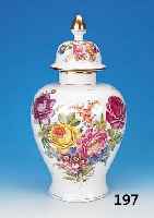 Große Deckelvase, Dresden, um 1920, Porzellan, beidseitig großes Blumenbouqet, auch auf Deckel zwei Bouquets, reiche und ...