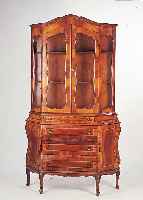 Aufsatzvitrine, deutsch, 50er/60er Jahre, Stilmöbel nach altem Vorbild, Nußbaum quer- furniert, vier Schübe und zwei Türen seitlich,Oberteil ...