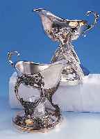 Konvolut 2 Saucieren auf Stövchen, Metall versilbert, barockisierend, 1 x mit Teelicht in Glasbehälter, H ca. 21 cm