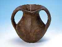 AMPHORENGEFäß, CHINA, HAN-DYN., SCHWARZ- GEBRANNTE TONWARE, BAUCHIGES GEFäß MIT GROßEN HENKELN, DER HALS WEICHT VON DER RUNDEN FORM INS ...