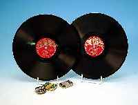 40 SCHELLACKPLATTEN 78 UPM, AUS DEN 30ER BIS 50ER JAHREN, FAST AUSSCHLIEßLICH JAZZ UND SWING, U.A. LOUIS ARMSTRONG, LOUIS UND ELLA, CHARLY ...
