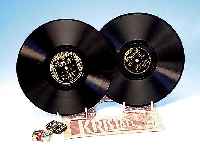 32 SCHELLACKPLATTEN, 78 U=M, SING UND JAZZ, AUS DEN 30ER-50ER JAHREN, 16 AUF BRUNSWICK; U.A. LOUIS ARMSTRONG, COUNT BASIE, GLENN MILLER, ...