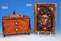 NADELKISSEN MIT INTEGRIERTER SPIELUHR, DT., UM 1780, IN FORM EINER KOMMODE, INTARSIERT, SPIELUHR SPäTER EINGESETZT (IM 20.JH), DEKO- RATIV, ...