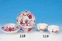 Zwei Tassen mit Untertassen, Rauenstein, um 1800, Porzellan, purpurfarben bemalt, H. ca. 5 cm, eine Untertasse mit min. Chip.