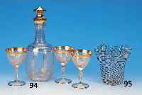 Karaffe und sechs Gläser, wohl Böhmen, um 1930, mundgeblasenes Glas, geschnittener Blumendekor, Goldmalerei, H. 29.5 cm/13 cm, ein Glas ...