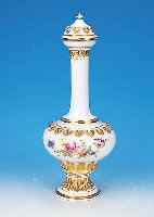 Deckelvase, Meissen, um 1880/90, 1. Wahl, beidseitig fein bemalt, Blumenbouquets, reiche Goldstaffage, in Form einer orient. Flasche, ...