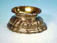 Salzgefäß, deutsch, Augsburg, um 1760, Silber, feine barocke Treibarbeit, innen vergoldet, H. ca. 4 x 9 x 7 cm