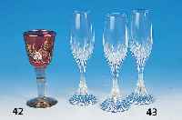 Fußglas, deutsch, 2. Hälfte 19. Jh., farbloser Stiel rote Kuppa, Emailbemalung, Goldstaffage l. berieben, H. 17.5 cm