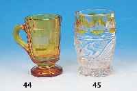 Henkelglas, um 1880, Glas, gelb gebeizt, Darstellung Elisabethbrunnund Hamburg, H. 11.5 cm, am Fuß l. best.