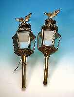 Zwei Kutscherlampen, Österreich, um 1890, Messing, 6-fach facettiert, 5-seitig verglast,im Dekor leicht verschieden, eine Elektrifi- ziert ...