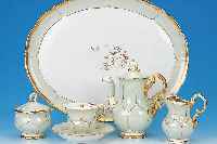 TETE A TETE, MEISSEN, UM 1880-90, 1. WAHL, PORZELLAN, GRüN GLASIERT, REICH VERGOLDET, (STARK BERIEBEN), BESTEHEND AUS TABLETT, KANNE H. CA. 19 ...