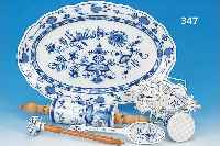 6 Teile Küchengeräte, Teichert in Meißen, um 1900, Porzellan, blaues Zwiebelmuster, be- stehend aus Teigrolle, Quirl, Fleischklopfer (dieser ...