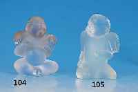 Glasskulptur, Lalique, Entwurf Elton John, opalines Preáglas, sitzender Putto, H. ca. 8.5cm, unsigniert