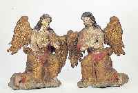 Paar Engel, Frankreich, um 1780, Holz geschnitzt, orig. Fassung, ein Flügel abgebrochen, altersbedingter Originalzustand, ...