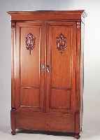 Kleiderschrank, deutsch, um 1915, Nußbaumfurnier, innen mit Einlegeboden und Stange, Kranz ergänzt, restauriert bzw. ...