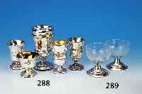 Zwei Gl„ser mit 800er Silberfuss, deutsch, 70er Jahre, geschliffenes farbloses Glas, Silberfuss mit Gravuren, H. je ca. 10 cm