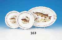 Fischservice, Frankreich, Limoges, bunt lithographiert mit verschiedenen Fisch- motiven, Goldrand, best. aus 12 Tellern, D. je ca. 23.5 ...