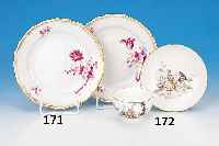 PAAR TELLER, MEISSEN, 50ER JAHRE, 1. WAHL, PORZELLAN, GOLDWELLENRAND, PURPURFARBENES BLUMENBOUQUET MIT GOLDENEN GRäSERN, D. JE CA. 18 CM, ...