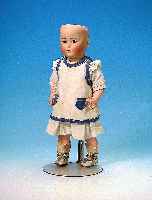 PORZELLANKOPFPUPPE, GEBR. HEUBACH, UM 1914, CHARAKTERMäDCHEN, GEMARKT 8420 HEUBACH (QUA- DRAT) 6, BLAUE GLASSCHLAFAGEN, GESCHLOSSENER MUND, FEINE ...