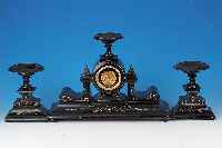 Kaminuhr, Frankreich, um 1880, schwarzer Schiefer mit vertiefter Ornamentik, Schalenbekrönung flankiert von zwei Obelisken,facett. ...