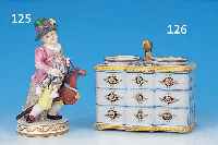 TINTENSET, ITALIEN, ENDE 18. JH., FAYENCE, IN FORM EINER KOMMODE, BUNT BEMALT, VOGELFIGURGEKLEBT, RüCKWAND UND EIN EINSATZ RESTAURIERT,H. CA. 12,5 ...