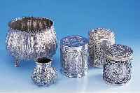 Großes Konvolut, Siam, Silber gepr., landestyp. Dekore, best. aus: hohe Anbiet- schale auf 3 Füßen, H 11 cm, D ca. 12 cm, 3 ...