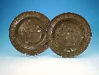 PAAR GROßE ZINNTELLER, DEUTSCH, UM 1900, MIT HISTORISMUS, RITTER BZW. DAME MIT WAPPEN- SCHILD, VERBEULT, D: 39 CM