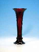 TROMPETENVASE, DEUTSCH, UM 1915/16, WOHL STEINSCHöNAU, FARBLOSES GLAS, ROTER INNEN- üBERFANG, FACETTIERT, AM RAND KL. CHIP, H.25CM