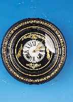 WANDUHR, SCHWARZWALD, UM 1880, RUNDER PROFI-LIERTER HOLZRAHMEN, GLASZIFFERBLATT IN META- CHROMATYPIE- TECHNIK, HOLZPLATINENWERK, HALB- ...