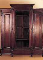 GROßER GRüNDERZEITSCHRANK, UM 1890, EICHE MASSIV, DREITEILIG, MITTELTEIL VERGLAST, INNEN SEITLICH JEWEILS VIER BöDEN, MITTIG ...