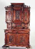 Aufsatzbuffet, Frankreich, um 1890, Nußbaum massiv reich geschnitzt, mit Vasen, Füllhorndekor und Wappen, kannelierte ...