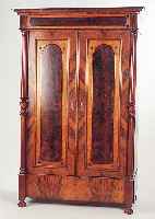 Schrank, Gründerzeit, um 1890, Nußbaumfurnier, Kassetten mit Wurzelnuß, dek. Vollsäulendekor, leicht best. am Kranz, sonst ...