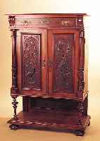 VERTIKO, DEUTSCH, UM 1900, NUßBAUMFURNIER, KASSETTEN REICH GESCHNITZT, VOLLSäULENDEKOR, EINE SCHUBLADEN,L. GE- ...