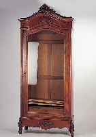 Glasschrank, Frankreich, um 1870, Nußbaumfurnier, Sockelschub, geschnitzte Krone, facettierte Glasscheibe, leichte ...