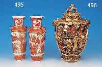DECKELVASE, JAPAN, 30ER JAHRE, STEINGUT, REICHER FIGURENDEKOR, Z.T. ERHABEN GEARBEITET, BUNT BEMALT, BERIEBEN, H. 33 CM